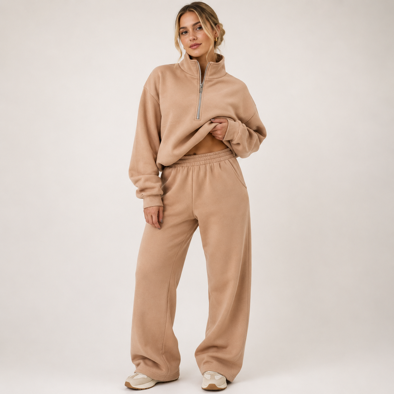 SanneLindholmSweatsaetmedlynlasogcroppedtopibeige-model.png