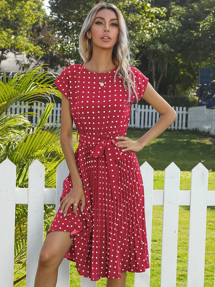 Sophie Moreau | Midi-kjole med plisseret design og klassiske prikker