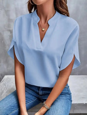 Amélie Laurent | Elegant V-hals bluse med flydende silhuet