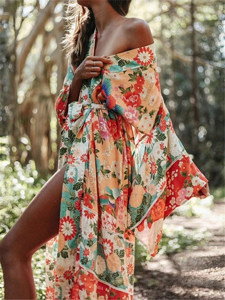 Amélia Sanderson | Boho-kimono i midi-længde med blomsterprint og bindebælte