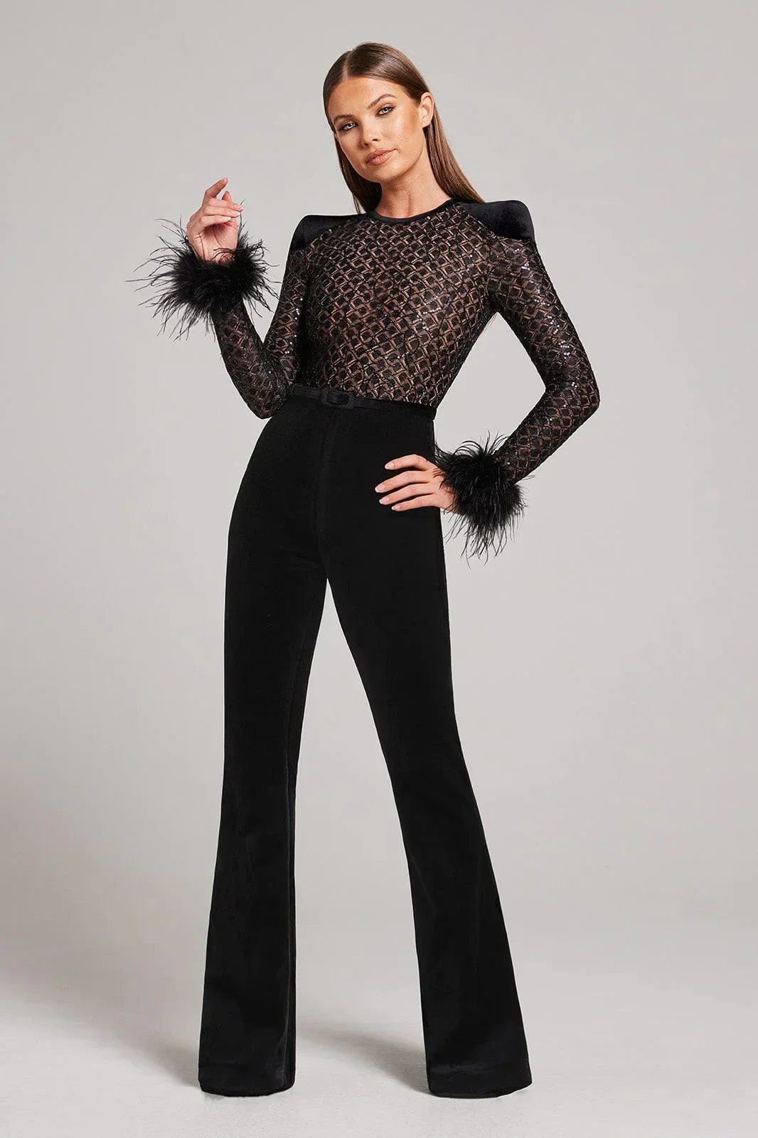 Venetia Roselli | Elegant Festjumpsuit med Blonder & Fjer Detaljer