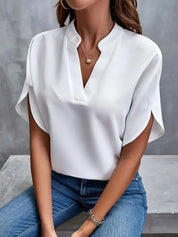 Amélie Laurent | Elegant V-hals bluse med flydende silhuet