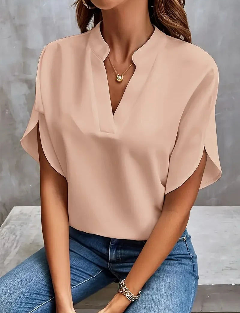 Amélie Laurent | Elegant V-hals bluse med flydende silhuet