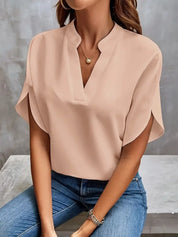 Amélie Laurent | Elegant V-hals bluse med flydende silhuet