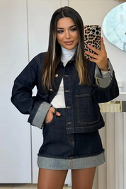 Stella Blackwell | Cropped denimjakke i mørk vask med kontrastsyning