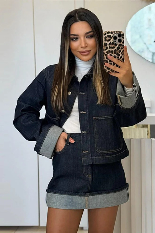 Stella Blackwell | Cropped denimjakke i mørk vask med kontrastsyning