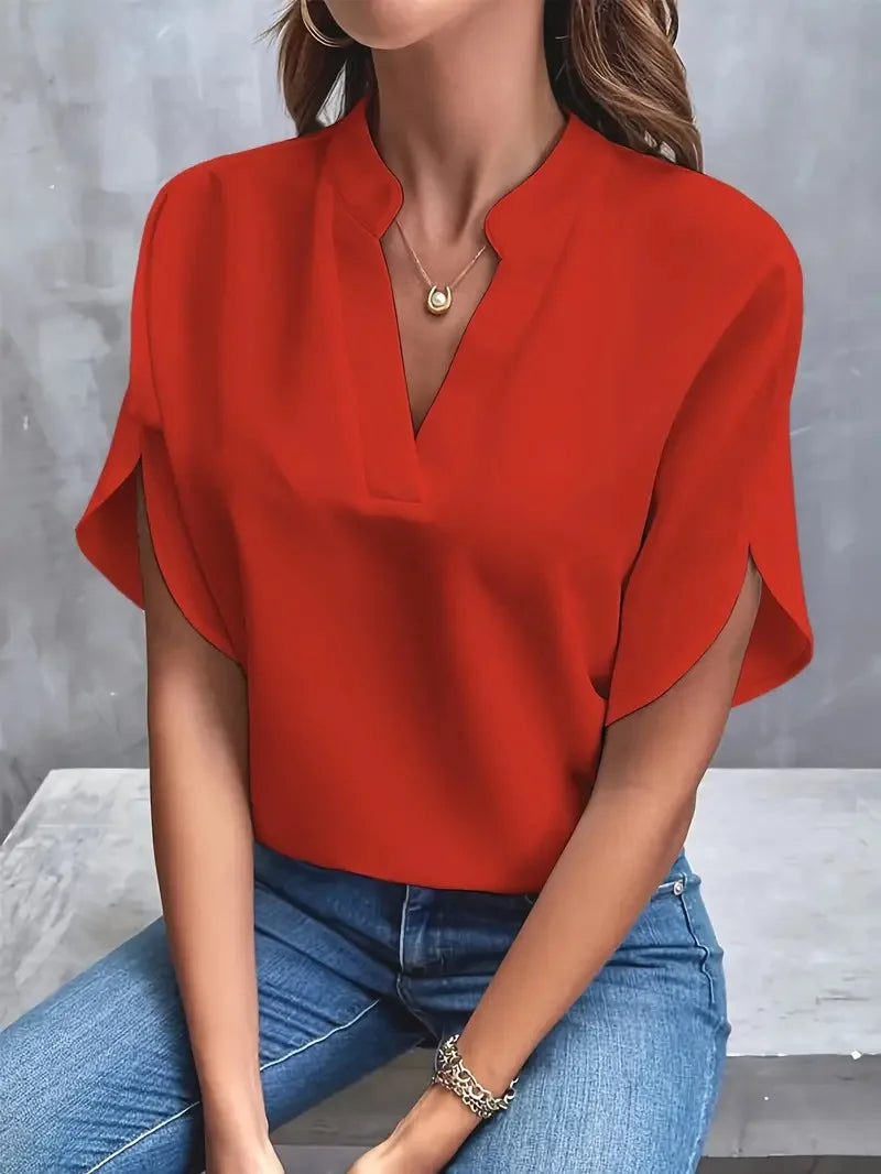 Amélie Laurent | Elegant V-hals bluse med flydende silhuet