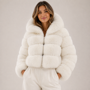 Signe Dahl | Kort hooded faux fur-jakke til kvinder