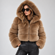 Signe Dahl | Kort hooded faux fur-jakke til kvinder
