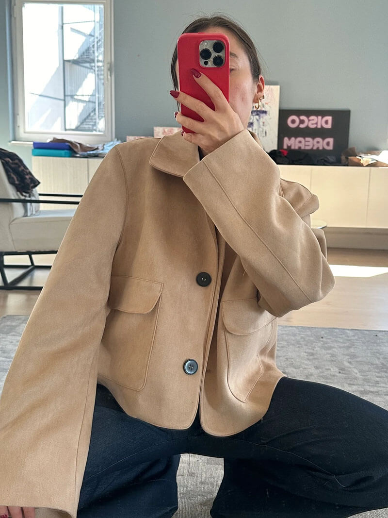 Loretta Marchesi | Cropped Jakke i Ruskind-Look med Store Lommer