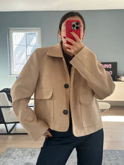 Loretta Marchesi | Cropped Jakke i Ruskind-Look med Store Lommer