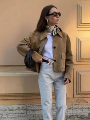 Loretta Marchesi | Cropped Jakke i Ruskind-Look med Store Lommer