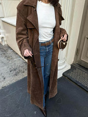 Ariella Fontaine | Faux Suede Trenchcoat i Varm Brun