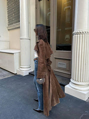 Ariella Fontaine | Faux Suede Trenchcoat i Varm Brun