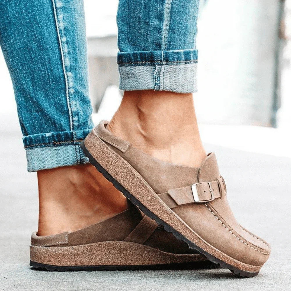 Camille Dupont | Erotiske slip-on loafers til kvinder i ruskind med justerbar spænde