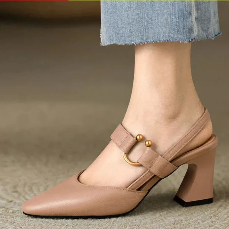 Charlotte Dubois | Erotiske pumps til kvinder med blokhæl og elegant remdesign