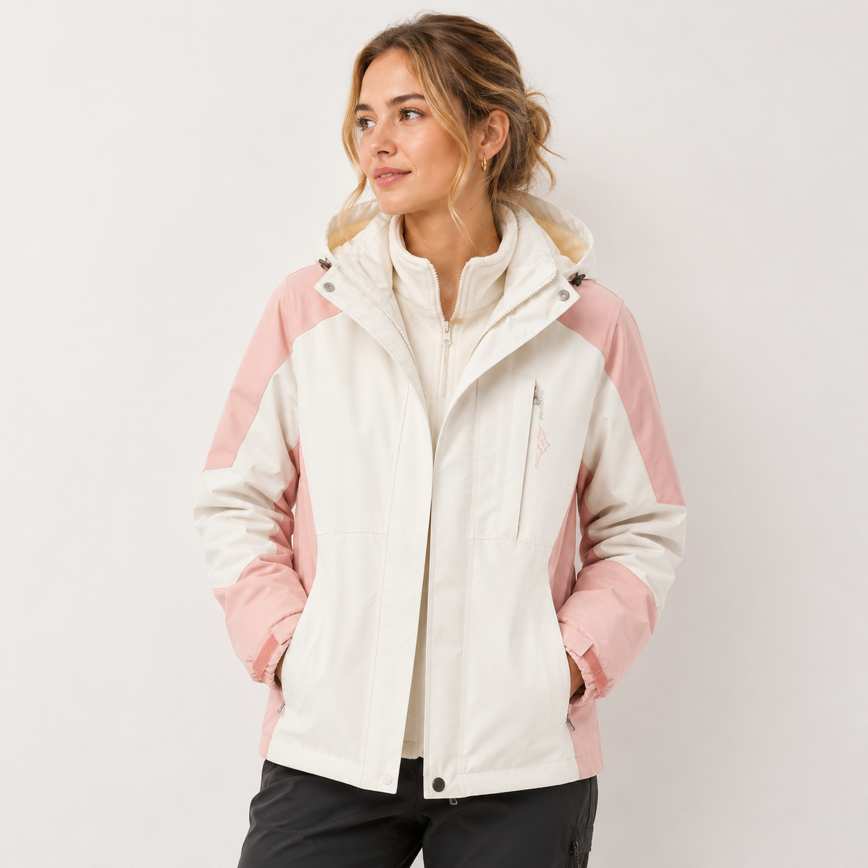 TinaRasmussenVandtaet3-i-1Softshell-jakkemedaftageligfleece-model.png