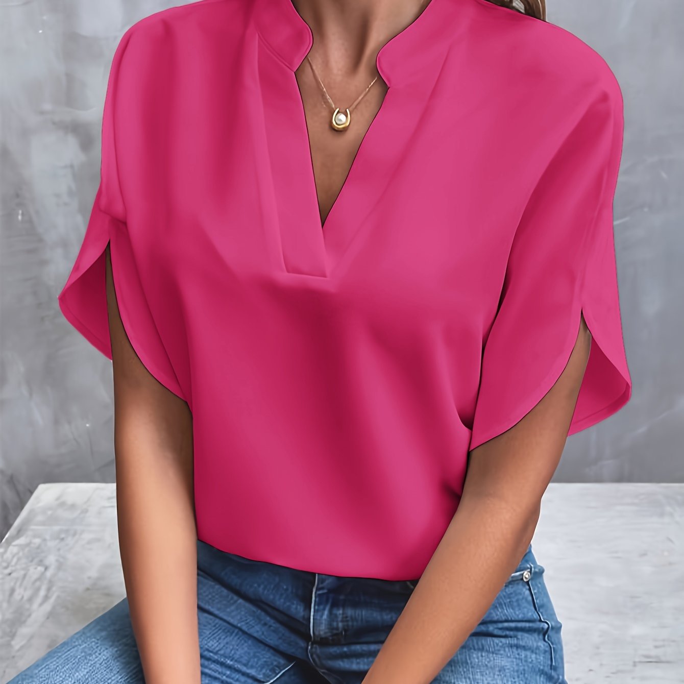 Olivia Beaumont | V-Bluse med Ståkrave og Korte Ærmer