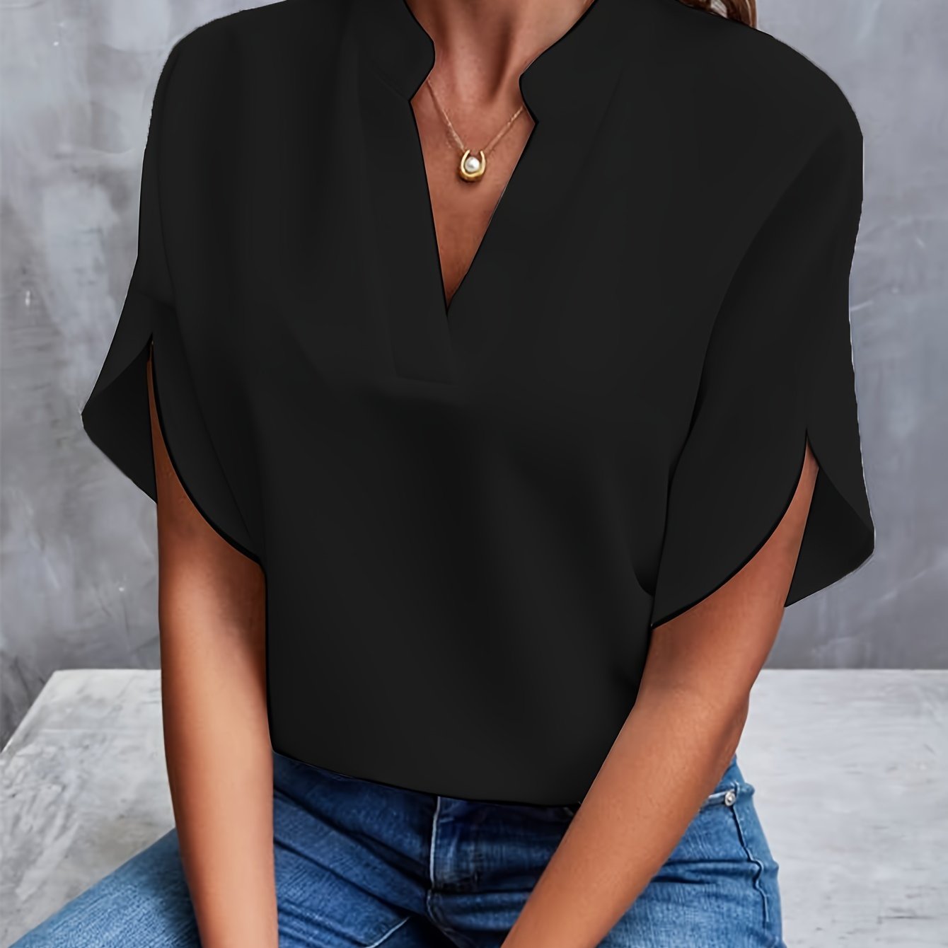 Olivia Beaumont | V-Bluse med Ståkrave og Korte Ærmer
