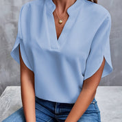 Olivia Beaumont | V-Bluse med Ståkrave og Korte Ærmer