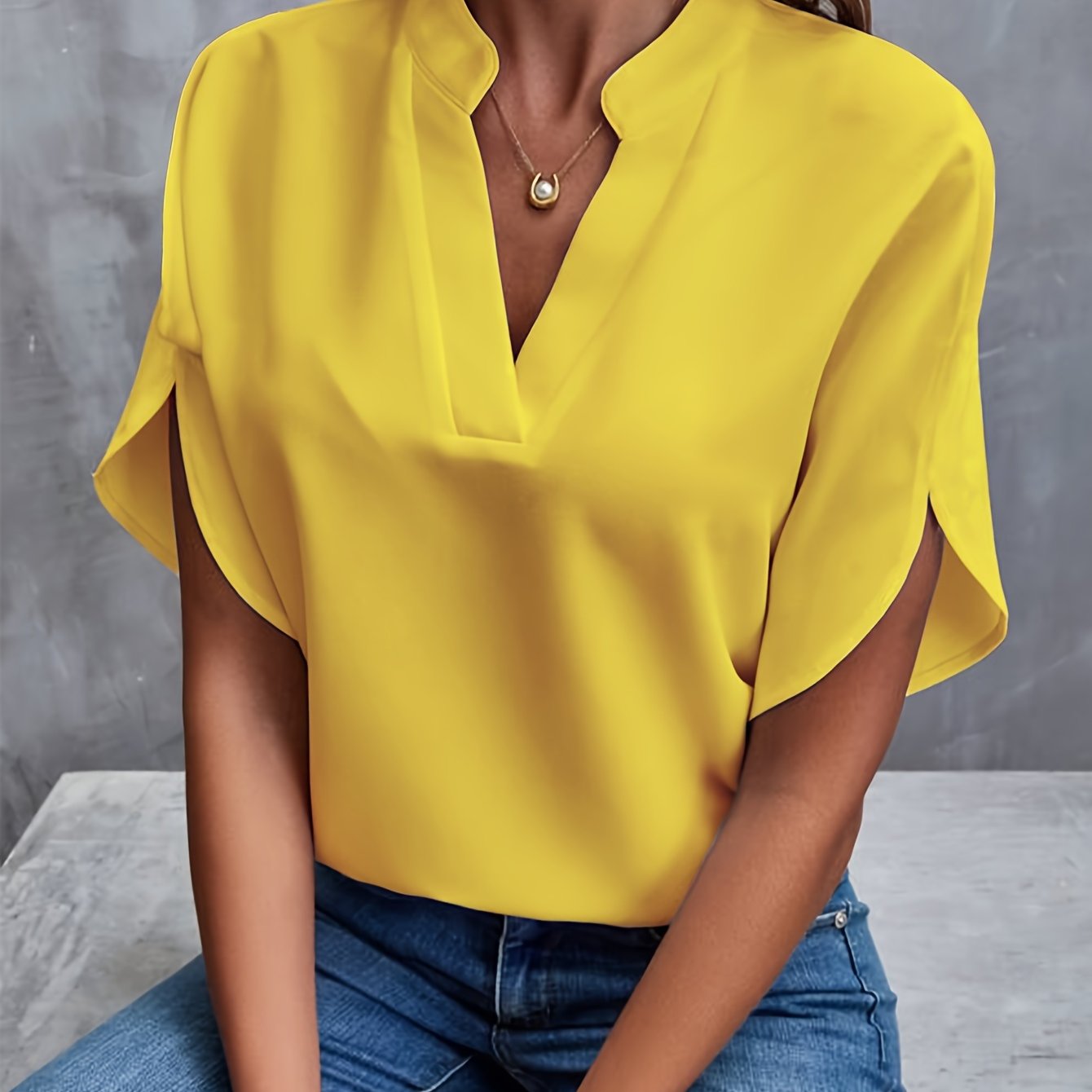 Olivia Beaumont | V-Bluse med Ståkrave og Korte Ærmer