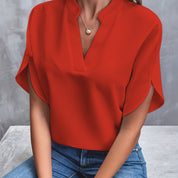 Olivia Beaumont | V-Bluse med Ståkrave og Korte Ærmer