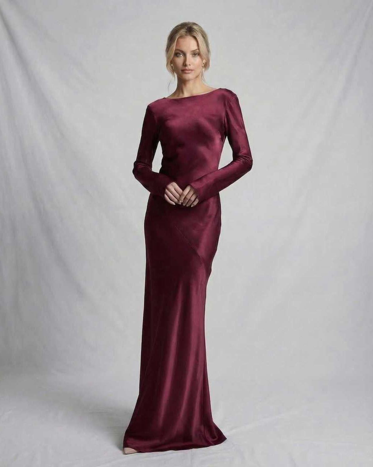 Josefine Berthelsen | Satin Maxi-kjole med Lav Ryg i Bordeaux