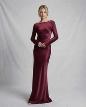 Josefine Berthelsen | Satin Maxi-kjole med Lav Ryg i Bordeaux