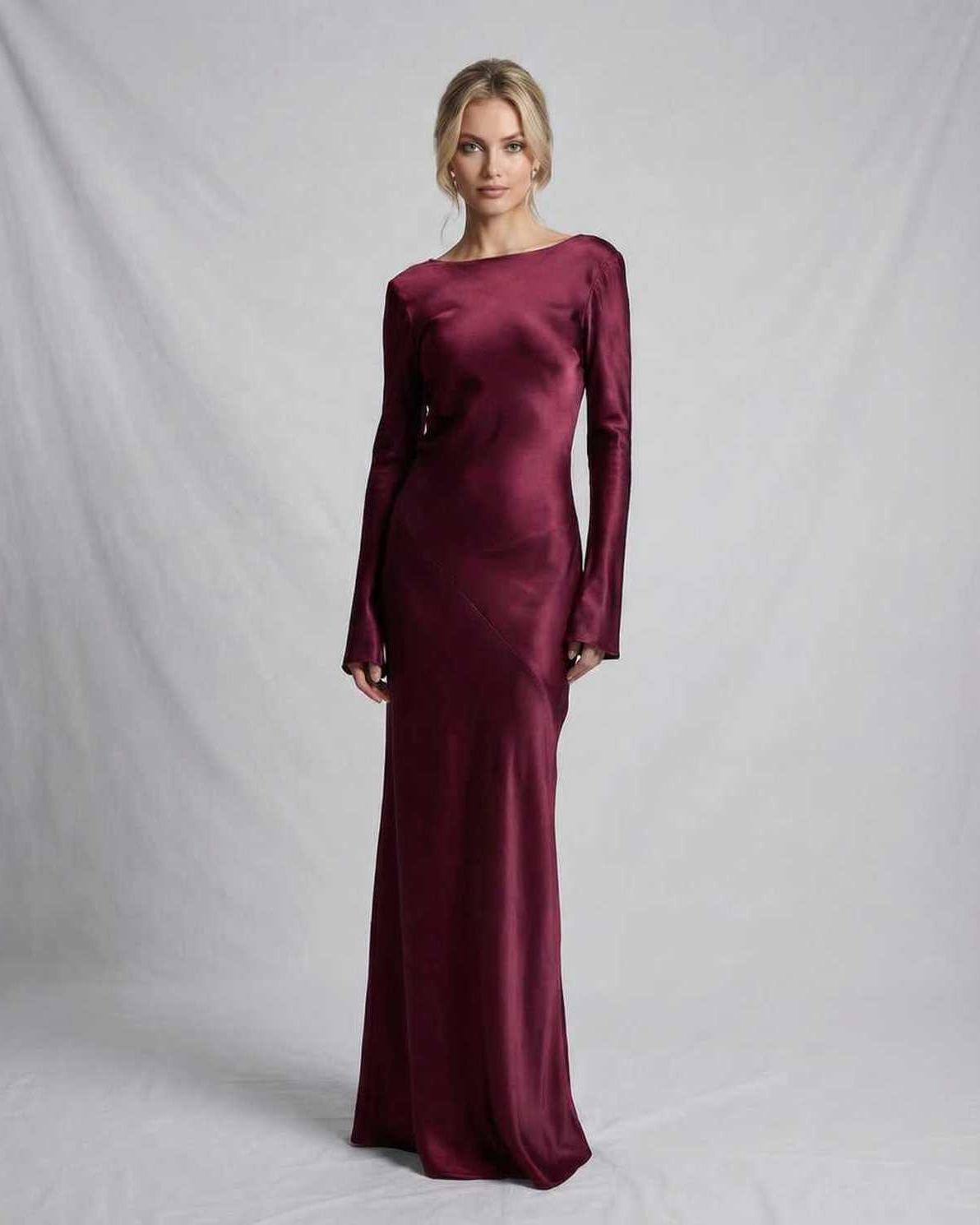 Josefine Berthelsen | Satin Maxi-kjole med Lav Ryg i Bordeaux