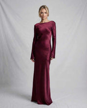 Josefine Berthelsen | Satin Maxi-kjole med Lav Ryg i Bordeaux