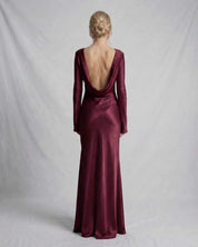 Josefine Berthelsen | Satin Maxi-kjole med Lav Ryg i Bordeaux