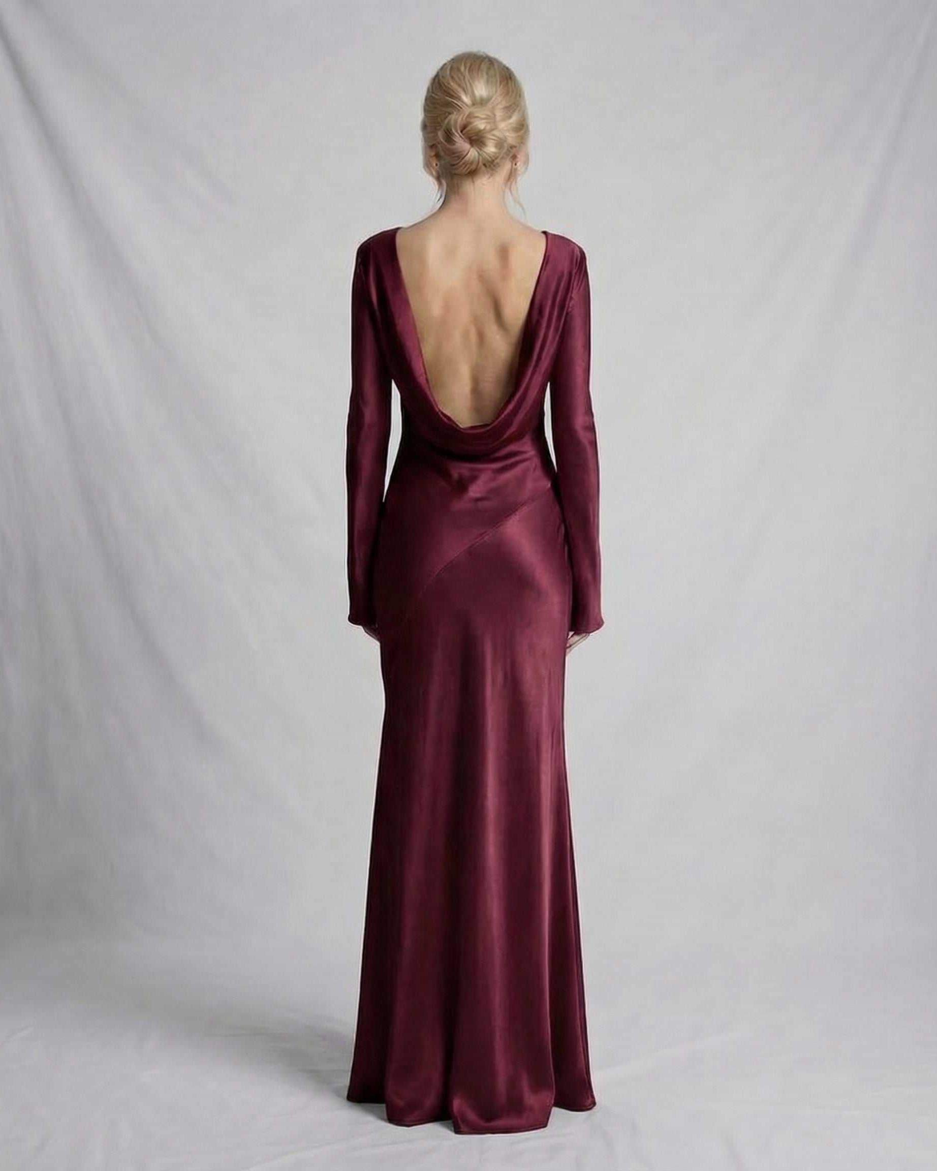 Josefine Berthelsen | Satin Maxi-kjole med Lav Ryg i Bordeaux