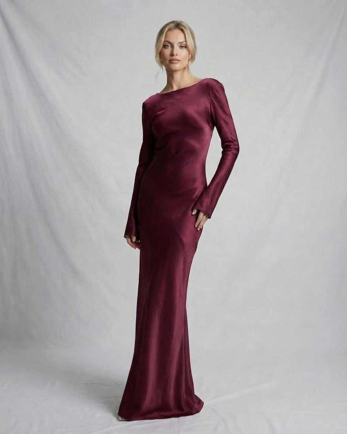 Josefine Berthelsen | Satin Maxi-kjole med Lav Ryg i Bordeaux