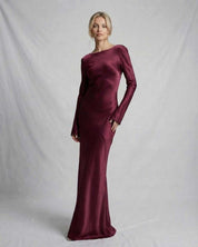 Josefine Berthelsen | Satin Maxi-kjole med Lav Ryg i Bordeaux