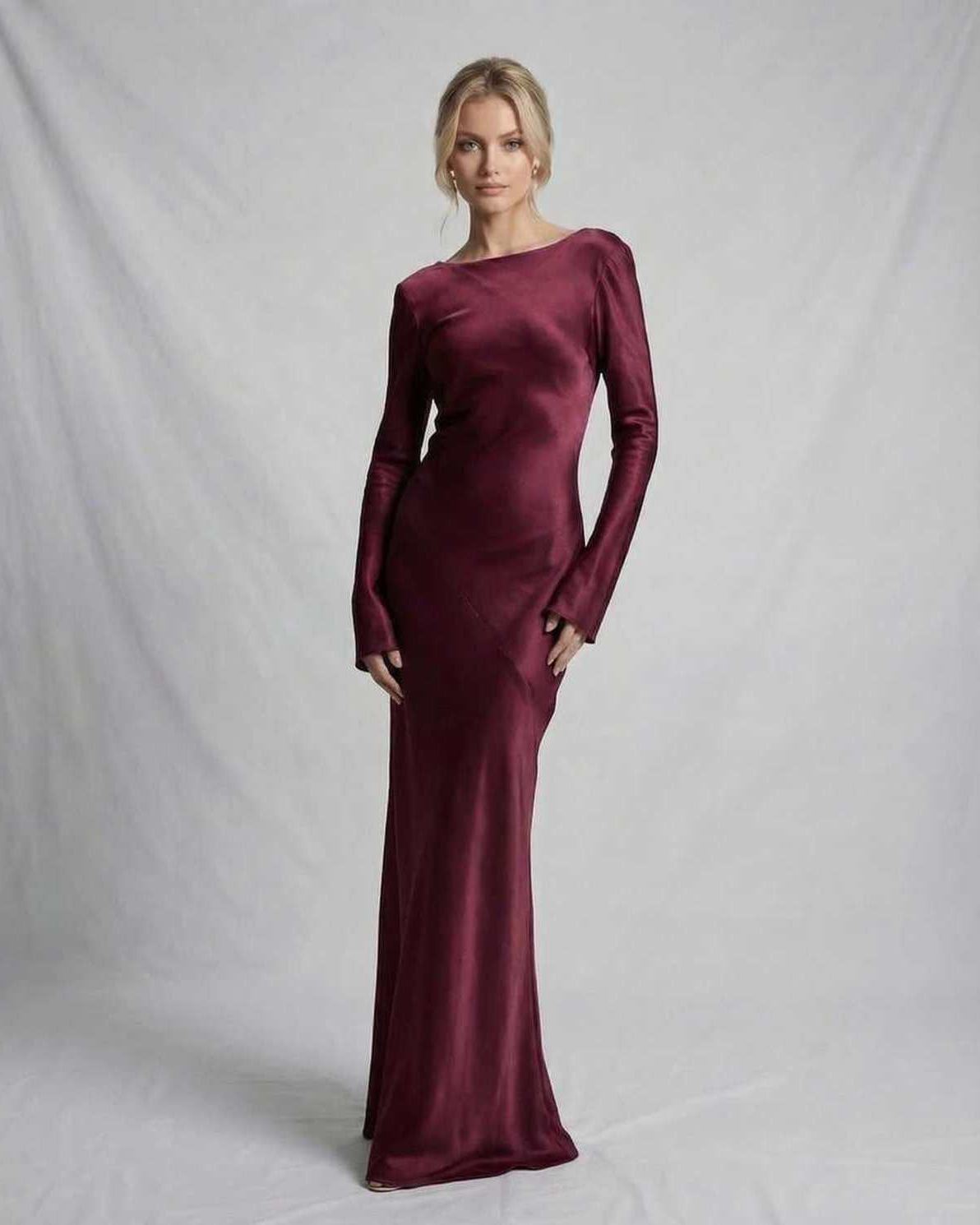 Josefine Berthelsen | Satin Maxi-kjole med Lav Ryg i Bordeaux