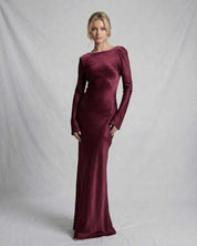 Josefine Berthelsen | Satin Maxi-kjole med Lav Ryg i Bordeaux