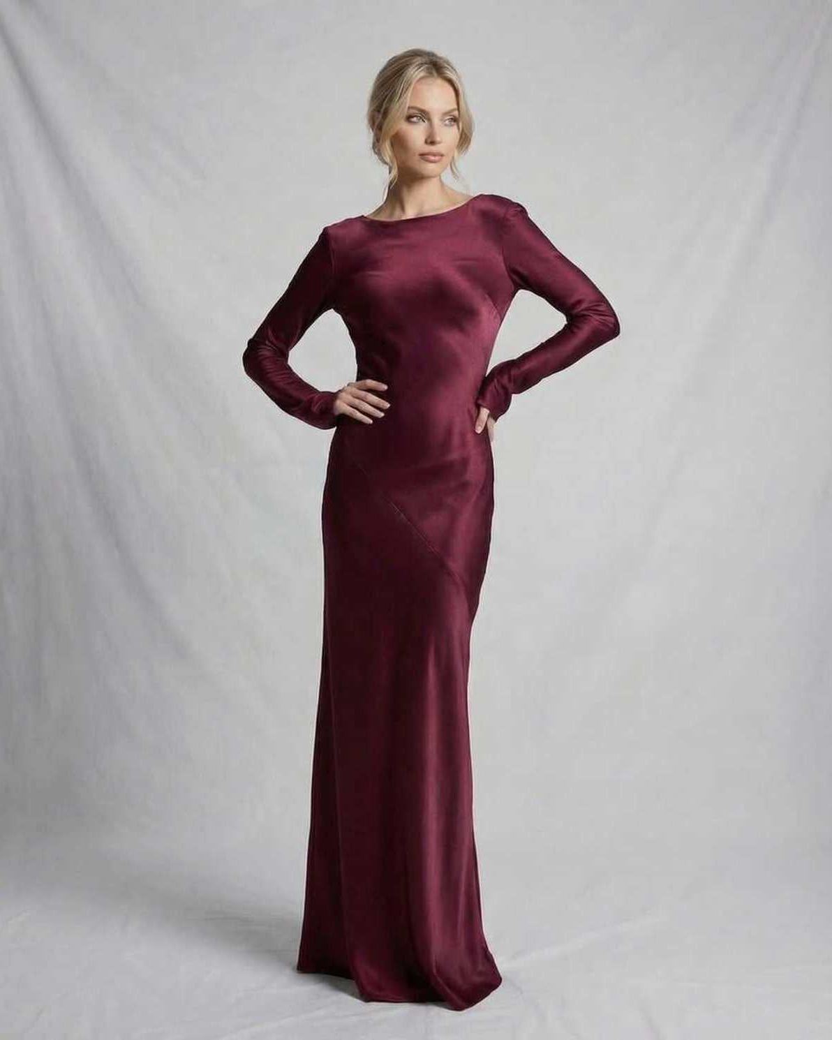 Josefine Berthelsen | Satin Maxi-kjole med Lav Ryg i Bordeaux