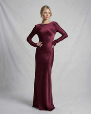 Josefine Berthelsen | Satin Maxi-kjole med Lav Ryg i Bordeaux