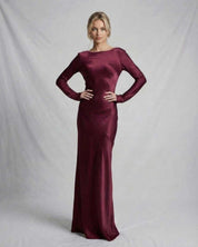 Josefine Berthelsen | Satin Maxi-kjole med Lav Ryg i Bordeaux