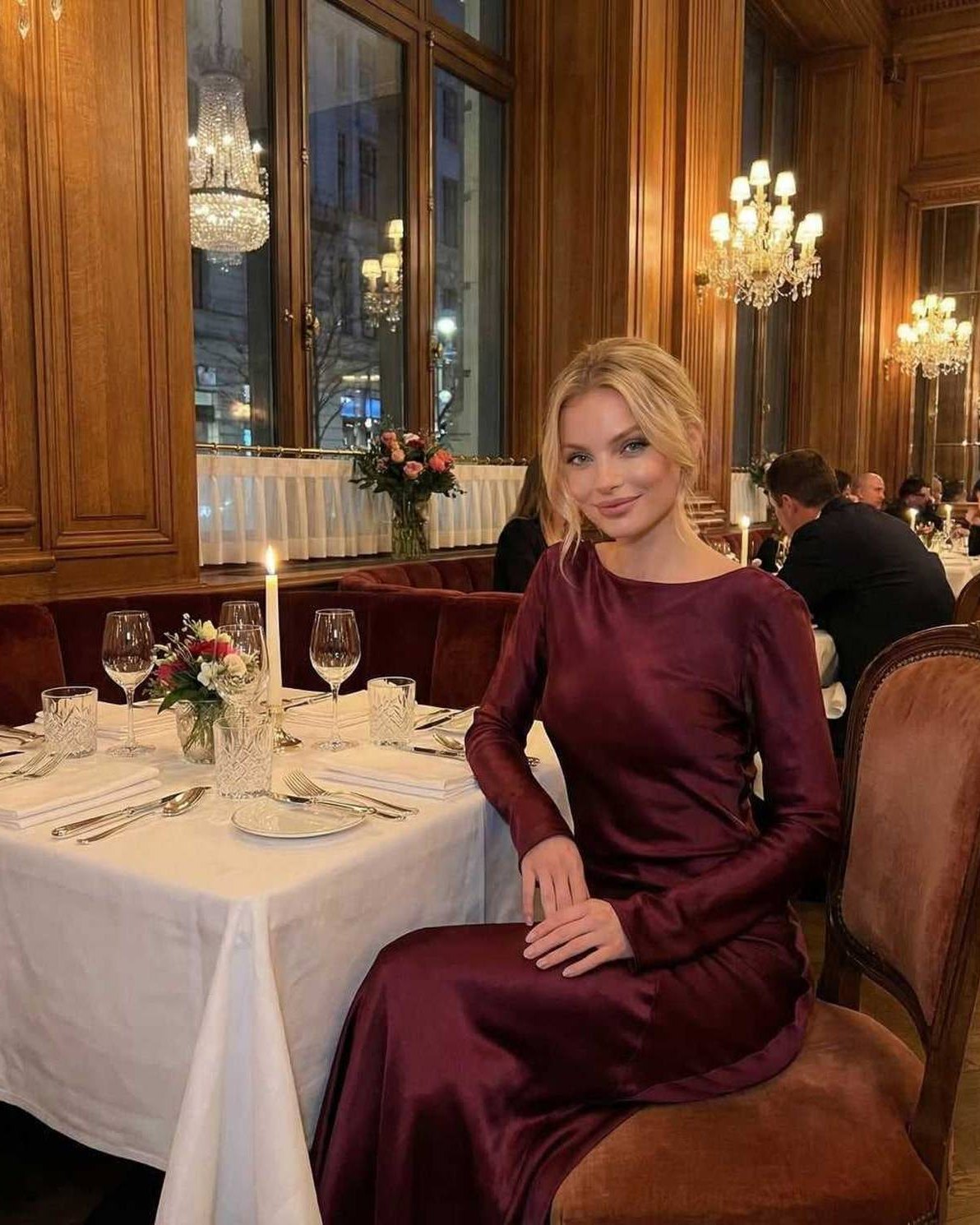 Josefine Berthelsen | Satin Maxi-kjole med Lav Ryg i Bordeaux