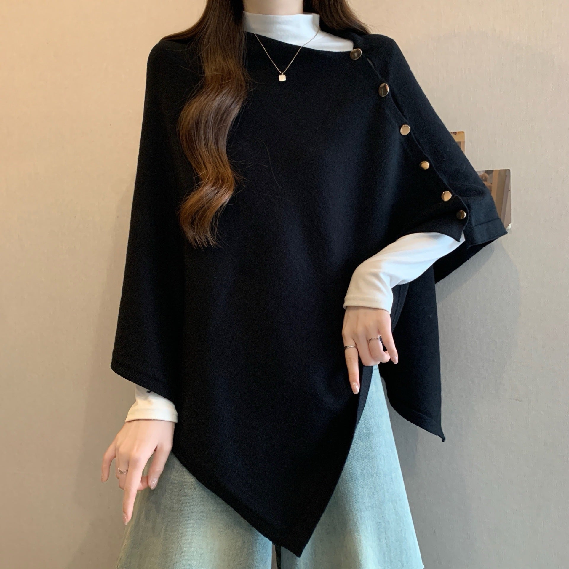 Louise Winther | Cape-frakke med knapper og oversized pasform