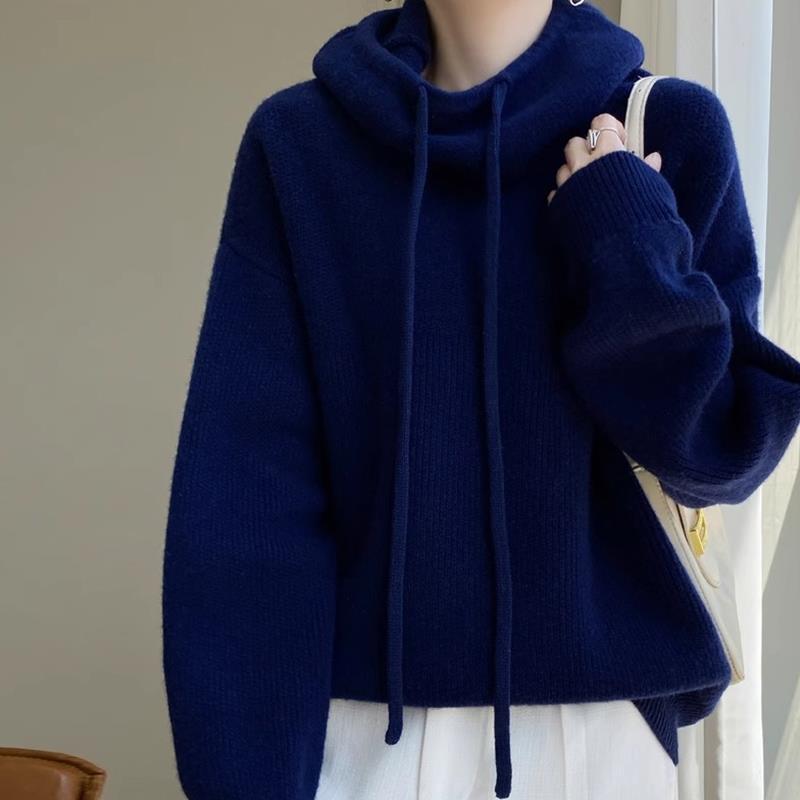 Ellen Toft | Oversize svetr s límcem na stahovací šňůrku v olivově zelené barvě