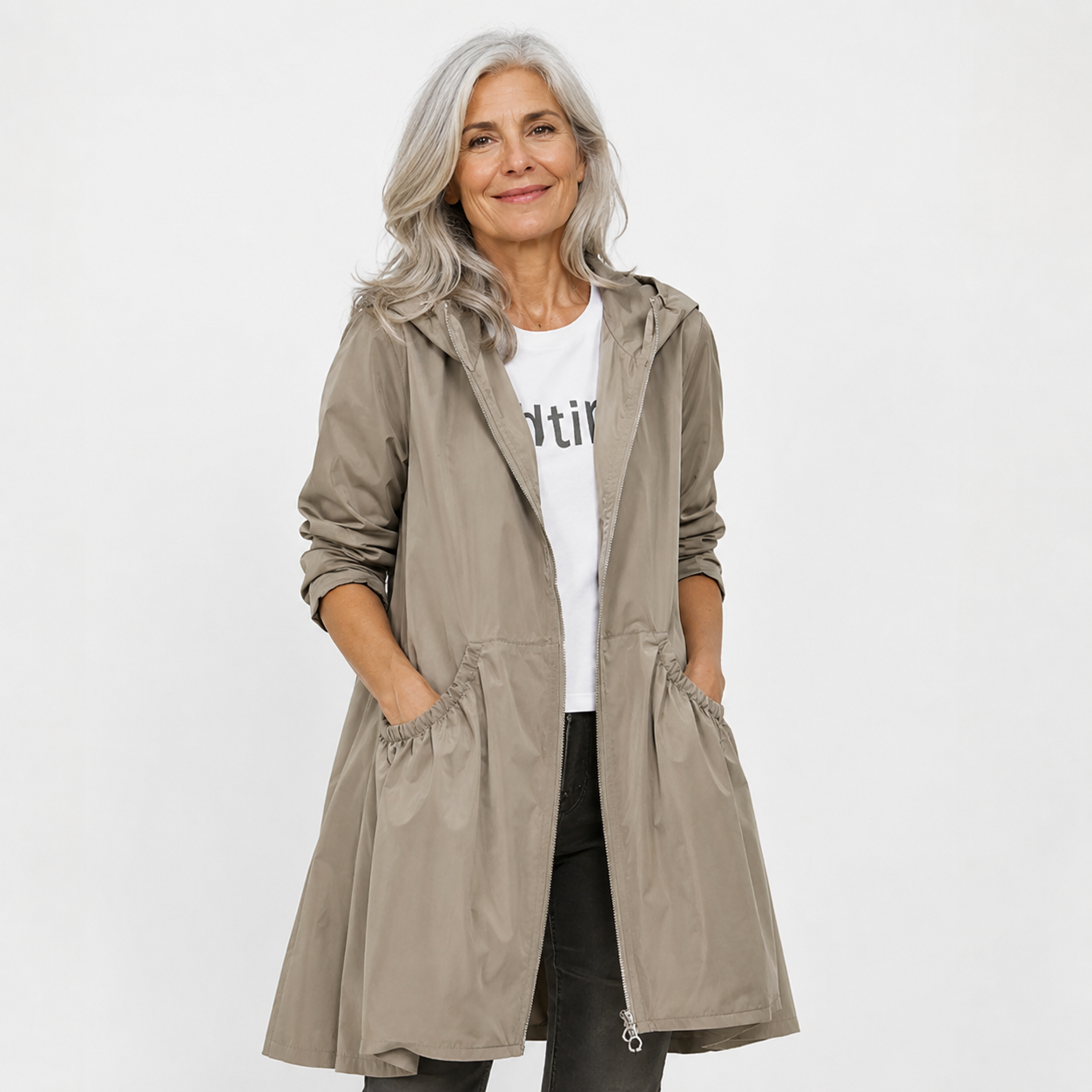 amelie-dupont-lang-damefrakke-med-haette-og-elegant-taljedetalje.png