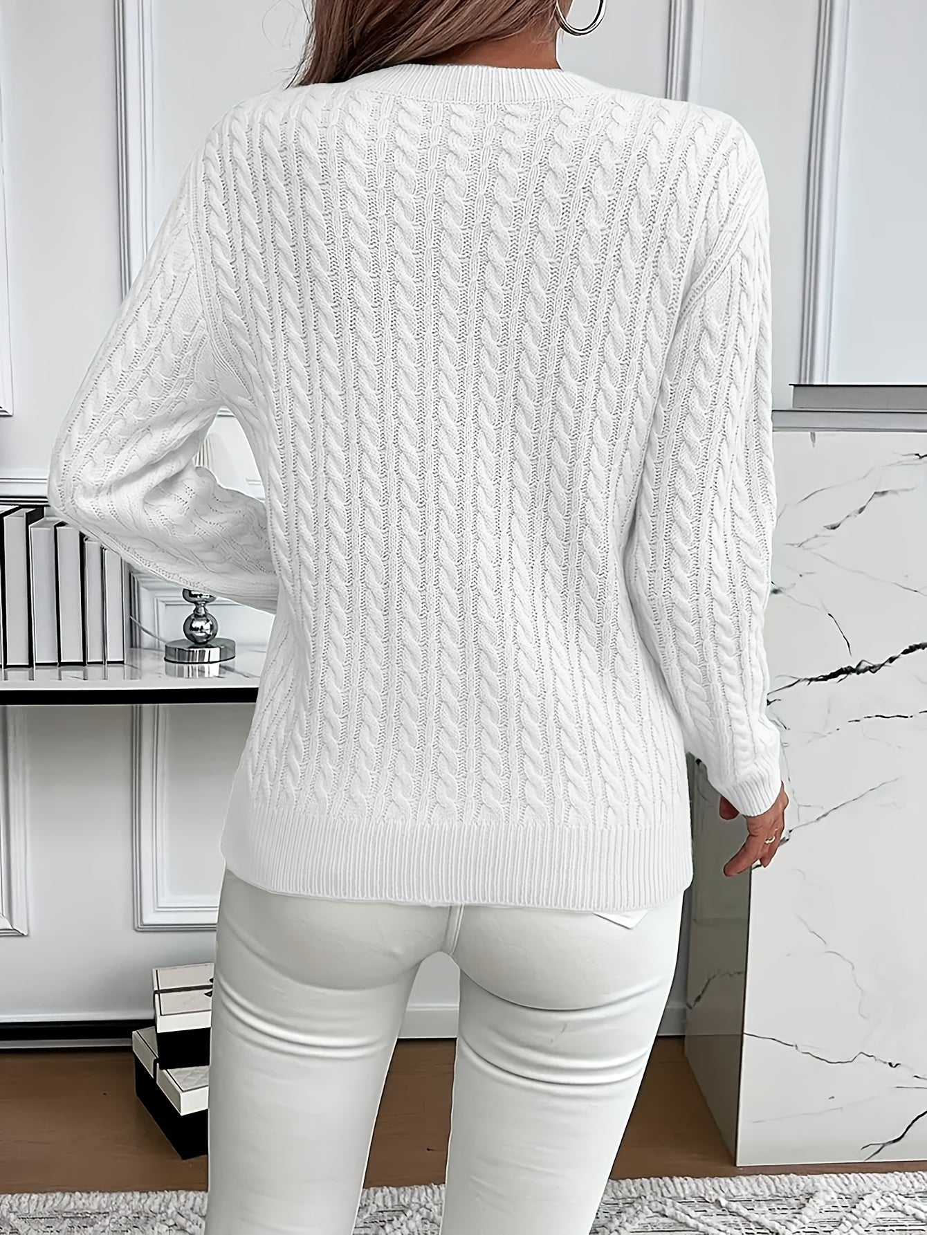 Lotte Andersen | Cable-Strikket Sweater med Rund Hals