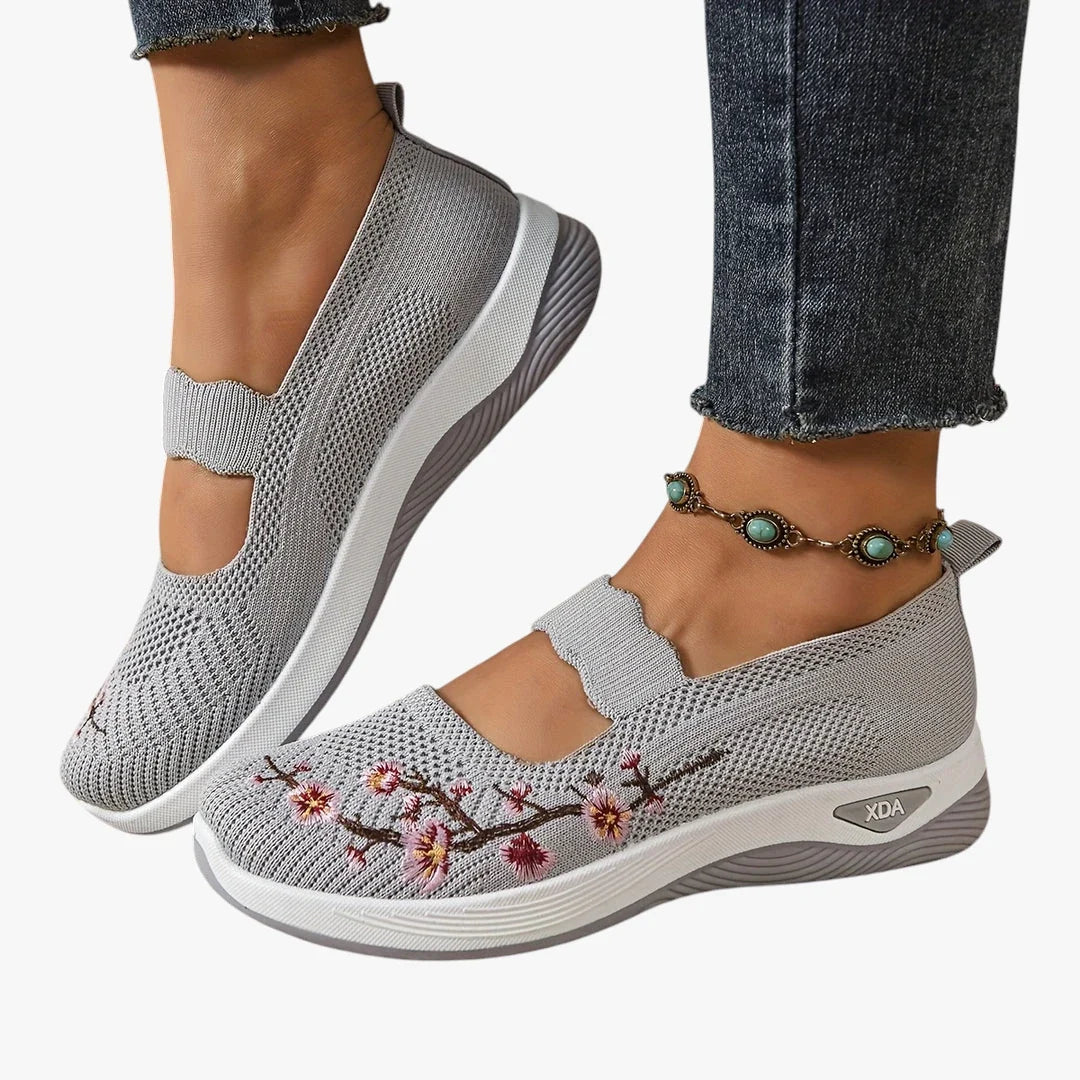 Rikke Nielsen | Slip-on Sneakers med Broderi og Svangstøtte