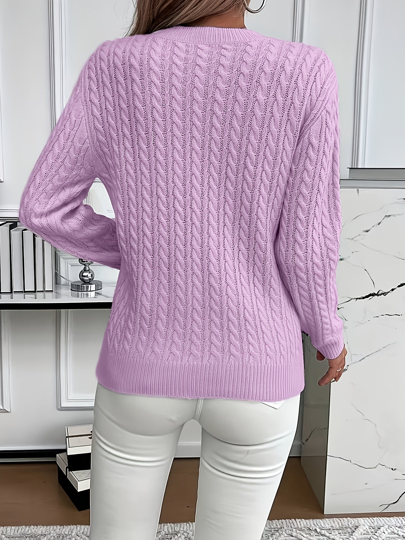 Lotte Andersen | Cable-Strikket Sweater med Rund Hals