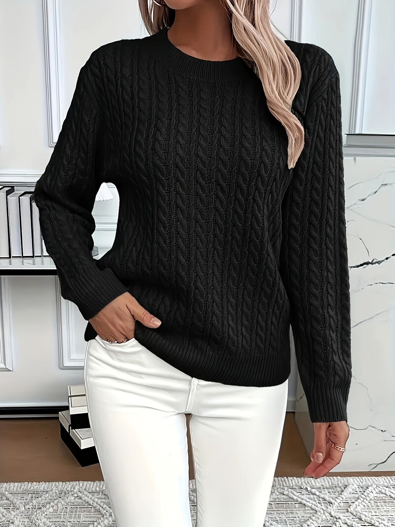 Lotte Andersen | Cable-Strikket Sweater med Rund Hals