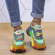 Rosanna Ashworth | Regnbue Sneakers med Farverig Retro Design
