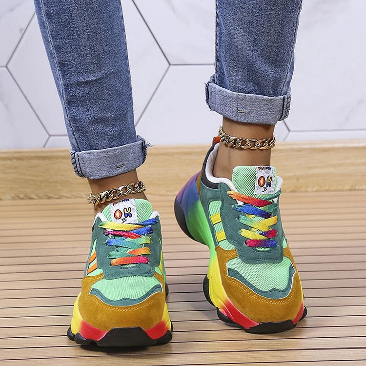 Rosanna Ashworth | Regnbue Sneakers med Farverig Retro Design