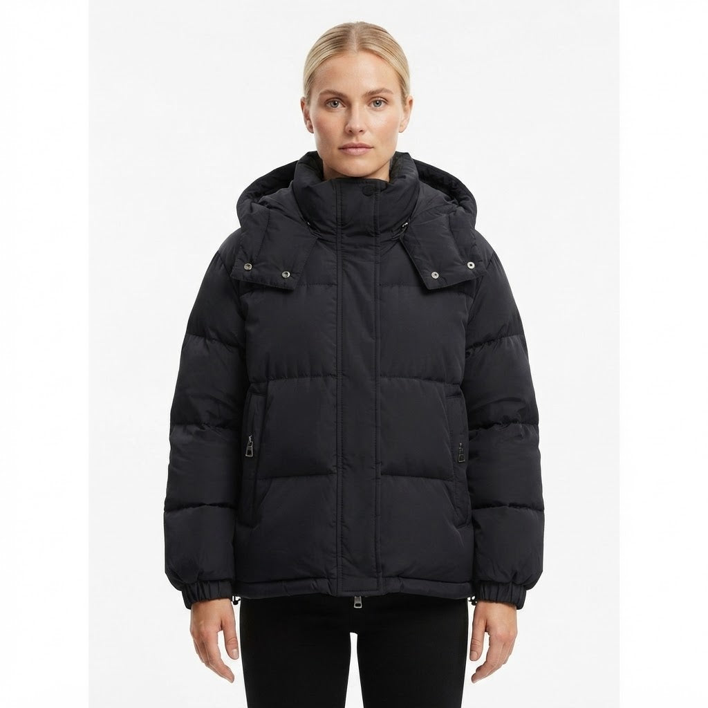 camilla-hansen-oversize-dyne-jakke-med-haette-model.jpg